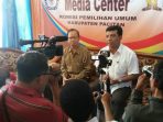 Ketua KPU Pacitan menyampaikan hasil verifikasi Calon Kepala Daerah Pacitan. (FOto: Damhudi)