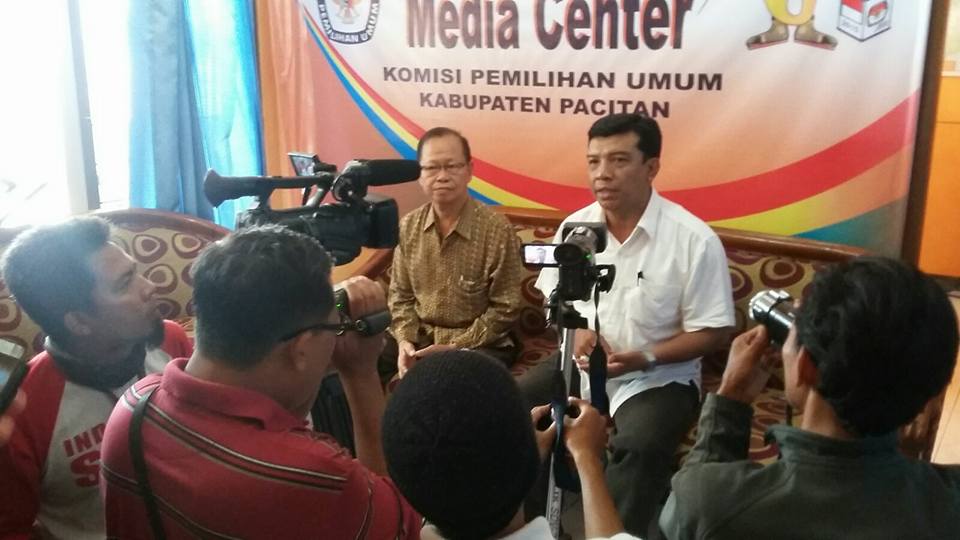 Ketua KPU Pacitan menyampaikan hasil verifikasi Calon Kepala Daerah Pacitan. (FOto: Damhudi)