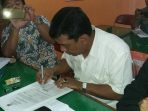 Ketua KPU Pacitan menandatangani SK Pilkada, Ahad (30/8) di Kantor KPU. (Foto: Damhudi)