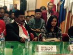 Bambang Retno saat mendaftar di KPUD Pacitan. (Foto: PDIP Jatim)
