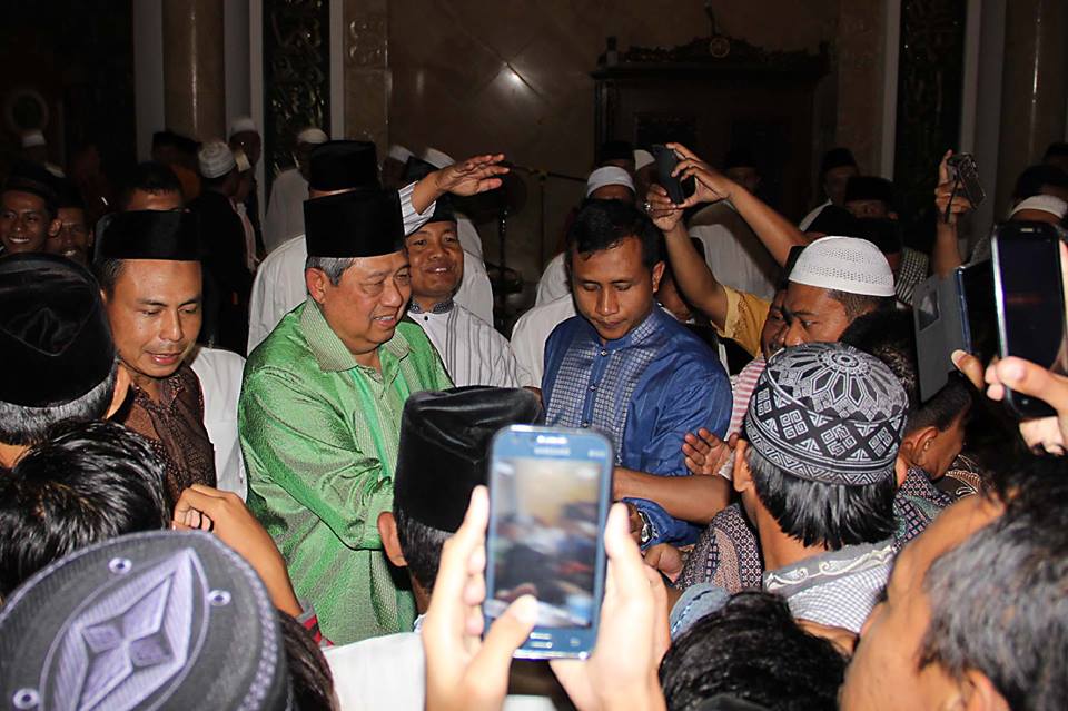 SBY disambut ribuan warga Pacitan usai menggelar sujud syukur di Masjid Agung Pacitan. (FOto: Arif Sasono/Info@Pacitan)