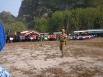 Masyarakat Desa Widoro Donorojo menggelar Upacara bendera di pinggir Pantai Buyutan. (FOto: Wildan)
