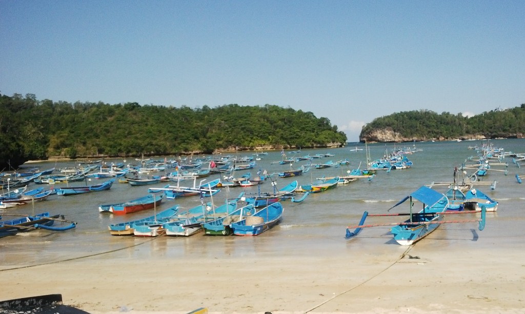 Kawasan Pantai Tawang dengan perahu nelayan berjejer. (Foto: Dok Pacitanku)