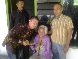 Penyanyi dangdut Tyo Janez saat mengunjungi warga miskin di Pacitan. (Foto: Yun)