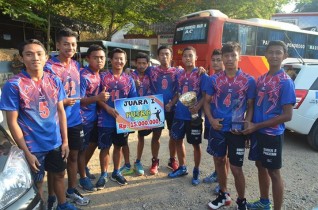 Tim Voli Pacitan yang sukses meraih juara pertama Piala Gubernur Jatim. (Foto: Landung Puji Santosa)