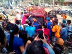Evakuasi korban tergulung ombak di perairan pantai Ngiroboyo, Donorojo, Pacitan. (Foto: Eko Rias Prahmono/Pacitanku CJ)