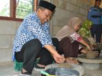 Indartato mengunjungi sentra produksi gerabah.