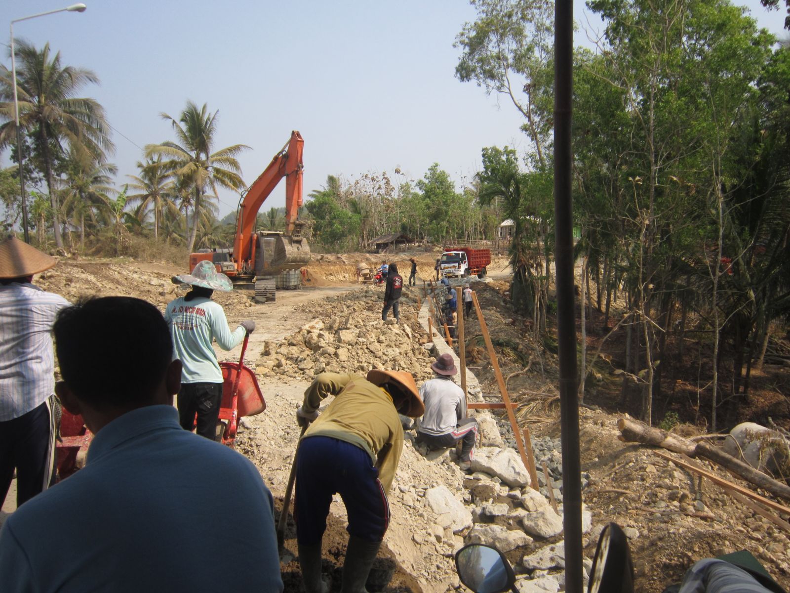 Akses jalan ke pantai Klayar sedang diperbaiki. (FOto: Eko RIas Prahmono/Pacitanku CJ)