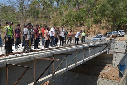 Gubernur Jateng tinjau pembangunan jembatan Miri.
