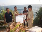 Pemberian bibit lobster dari DKP ke POkdarwis Klayar. (Foto: Eko Rias Prahmono/Pacitanku CJ)