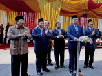 SBY menekan tombol peresmian gedung kampus. (Foto: Instagram Ani Yudhoyono)