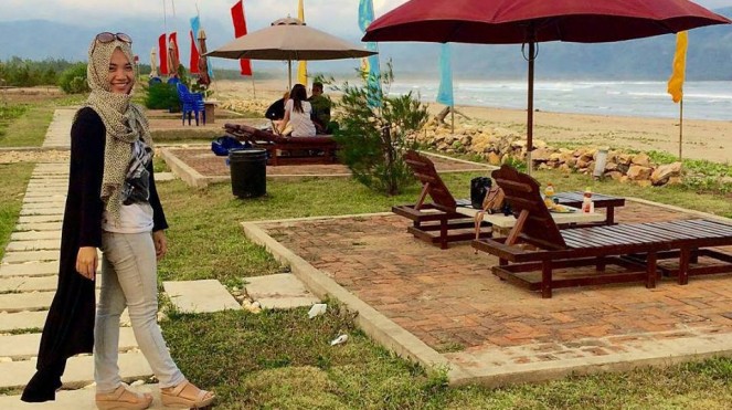 Berjemur di pinggir pantai Teleng Ria. (Foto: Instagram)