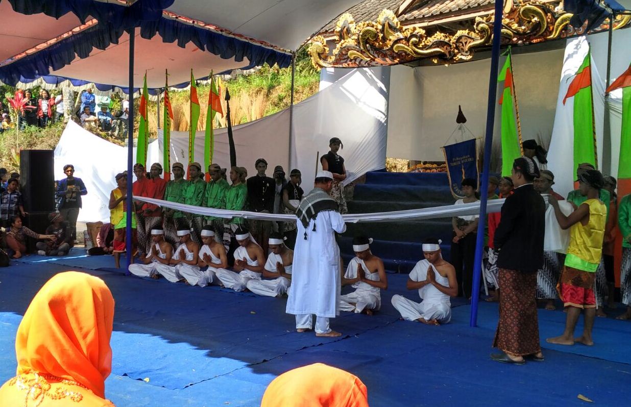 Upacara adat Festival Tetaken Gunung LImo 2015. (Foto: Pacitanku)