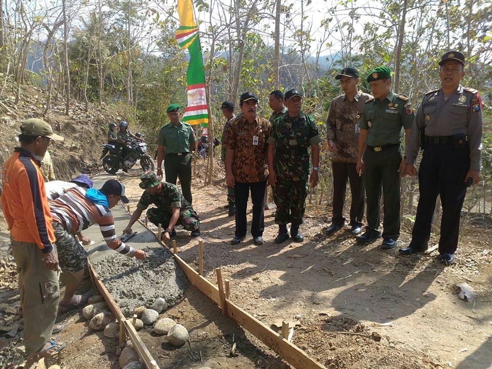 Agenda rabat jalan desa Sambong Pacitan oleh TNI dan masyarakat.