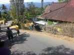 Truk menimpa rumah warga. (Foto: Syaiful)