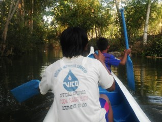 Pengunjung sedang menikmati mendayung di Sungai Barong. (Foto: Fajar Bachroni)