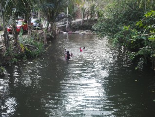 Anak-anak sekitar Sungai barong berenang. (Foto: Fajar Bachroni)