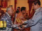 Penyerahan Piala Adipura ke II Pacitan oleh Pada Tahun 2009