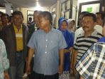 Bupati Indartato mengunjungi korban kecelakaan di Panggul Trenggalek yang dirawat di RSUD Pacitan, Minggu Malam. (FOto: INfo@Pacitan)