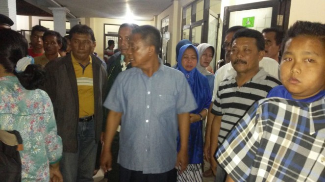 Bupati Indartato mengunjungi korban kecelakaan di Panggul Trenggalek yang dirawat di RSUD Pacitan, Minggu Malam. (FOto: INfo@Pacitan)