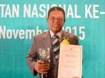 Bupati Indartato menerima penghargaan nasional bidang kesehatan di Jakarta, Jumat (28/11/2015). (Foto: Pekathik Kadipaten)