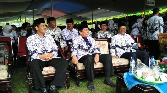 Peringatan Hari Guru Nasional di Stadion CItra Mandiri Arjosari. (Foto: Bambang/Pacitanku)