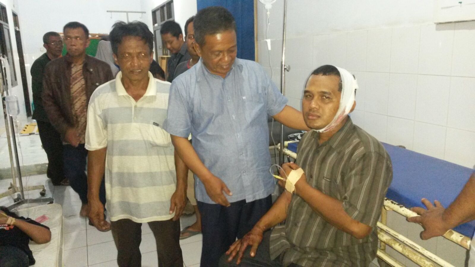 Bupati Pacitan Indartato menengok korban luka akibat laka lantas bus Aneka Jaya di Panggul. (Foto: Info@Pacitan)