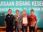 Bupati Indartato menerima penghargaan nasional bidang kesehatan di Jakarta, Jumat (28/11/2015). (Foto: Pekathik Kadipaten)