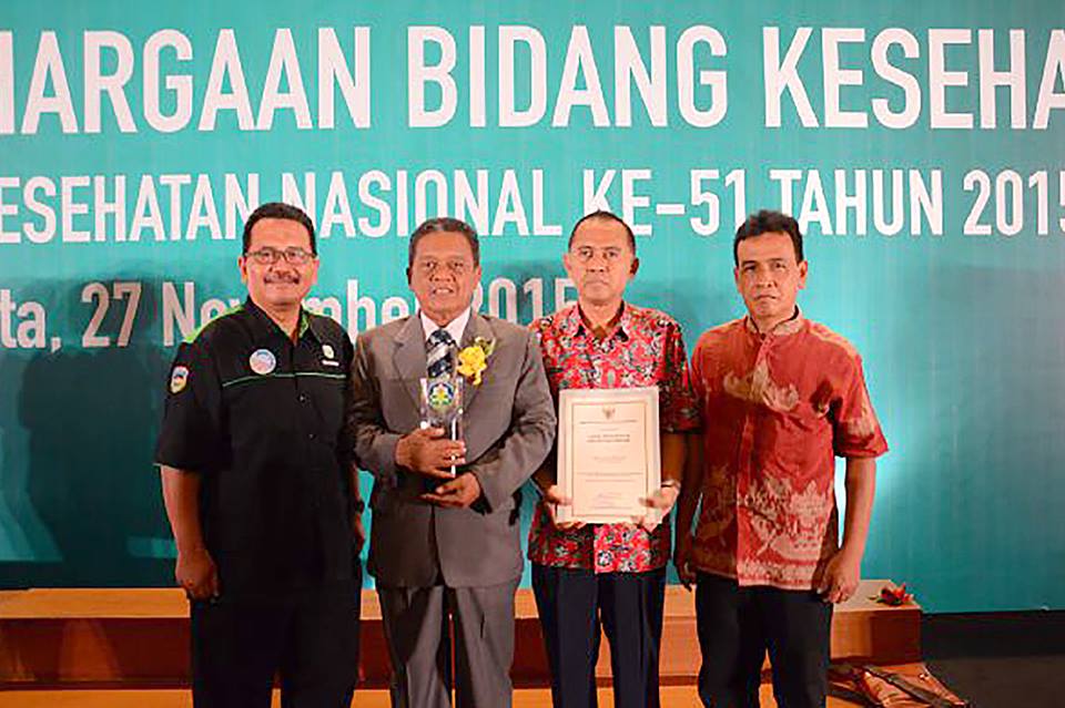 Bupati Indartato menerima penghargaan nasional bidang kesehatan di Jakarta, Jumat (28/11/2015). (Foto: Pekathik Kadipaten)