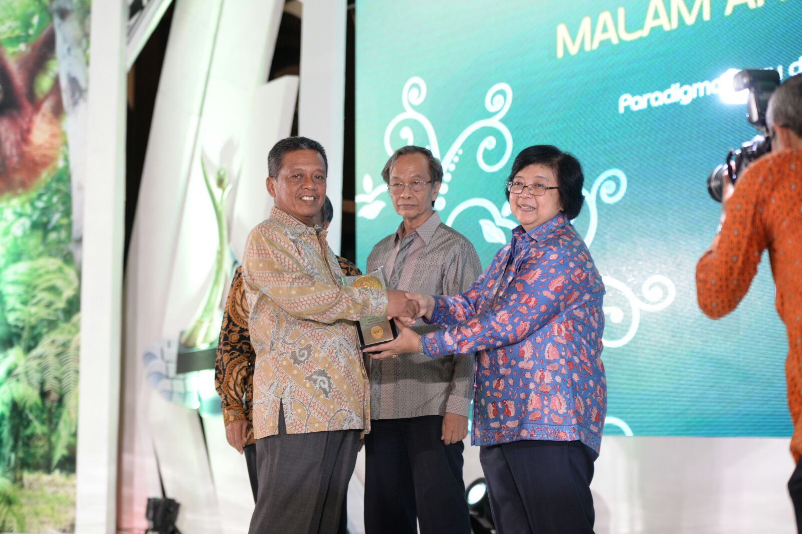 Bupati Indartato menerima penghargaan Piala Adipura di Jakarta, Senin (23/11/2015).