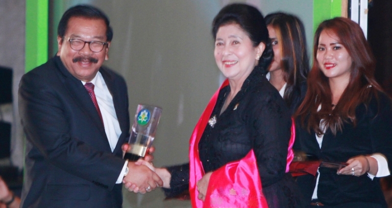 Penghargaan Bidang Kesehatan yang diterima Gubernur Soekarwo. (Foto: Jatim Prov)