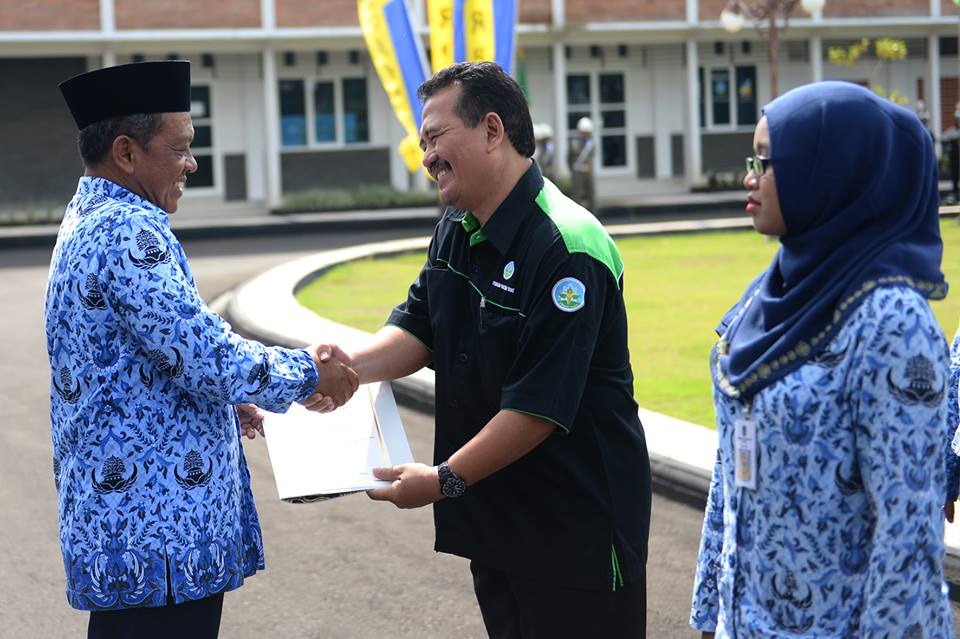 Bupati Indartato menyerahkan piagam kabupaten sehat kepada Ketua Forum Kabupaten Sehat Ahmad Munif Siradj. (Foto: Pekathik Kadipaten)