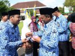 Bupati Indartato menyerahkan kunci mobil Pusling kepada ketua Puskesmas di Pacitan. (Foto: pekathik Kadipaten/Humas Pemkab)