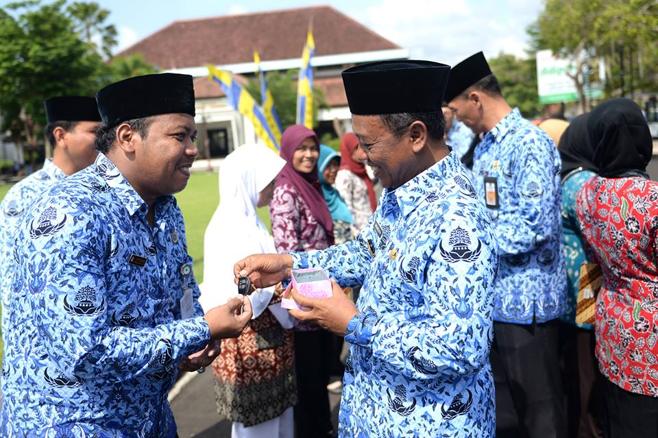Bupati Indartato menyerahkan kunci mobil Pusling kepada ketua Puskesmas di Pacitan. (Foto: pekathik Kadipaten/Humas Pemkab)