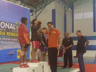 Kepala Disbudparpora Wasi Prayitno memberikan medali emas untuk Syafira. (Foto: Wasi Prayitno/Pacitanku CJ)