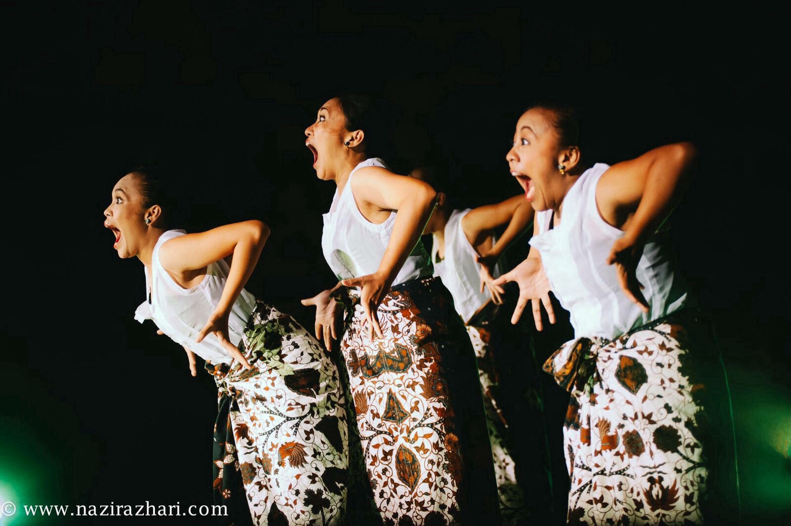 Aksi para penari LKP Pradapa Loka Bhakti menari tari Ruung Sarung di Mapfest Malaysia 2015. (Foto: Nazir Azhari)