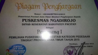 Piagam penghargaan Puskesmas Berprestasi 2015. (Foto: Wira Swastika)