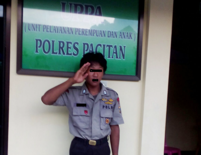 S, pelaku polisi gadungan diamankan di UPPA Polres Pacitan.