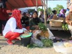 Dialog. Cawabup Sri Retno Dhewanti berdialog dengan pedagang pasar. (Foto: FB Bashudewa Pacitan)