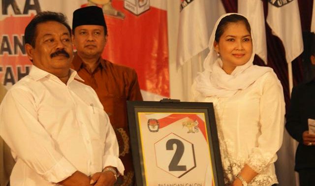 Bambang SUsanto-Sri Retno Dhewanti saat pengambilan nomor urut Pilkada Pacitan. (Foto: Basudhewa Juara Pacitan/FB)