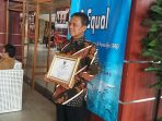 BUpati Indartato menerima piagam penghargaan kabupaten peduli HAM. (Foto: Wasi Prayitno/Pacitanku CJ)