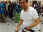 Emil Dardak ngepel masjid Trenggalek. (Foto: Instagram Arumi Bahcsin)