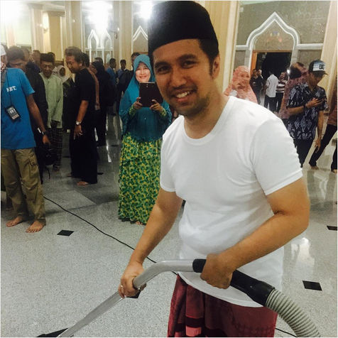 Emil Dardak ngepel masjid Trenggalek. (Foto: Instagram Arumi Bahcsin)