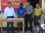 Pelaku pencurian emas saat dibawa ke kantor Polres Pacitan. (Foto: Polres Pacitan)