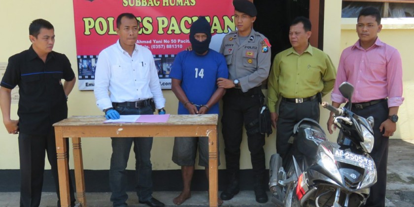 Pelaku pencurian emas saat dibawa ke kantor Polres Pacitan. (Foto: Polres Pacitan)