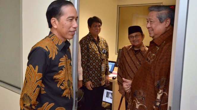 Presiden Jokowi dan dua presiden sebelumnya, SBY dan BJ Habibie mengecek ruangan gedung KPK.