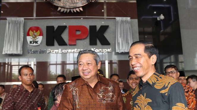 SBY bersalaman dengan Presiden Jokowi.