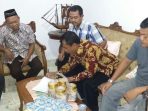 Serah terima eks Gafatar Pacitan ke pihak keluarga di Tanjungpuro, Ngadirojo. (Foto: Polres Pacitan)