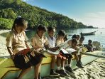 Siswa sedang belajar diatas perahu (Foto: Kemdikbud)