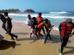 Katno Kampret (baju merah) dan Katno (baju putih) saat melakukan evakuasi korban laka laut Pantai Klayar.